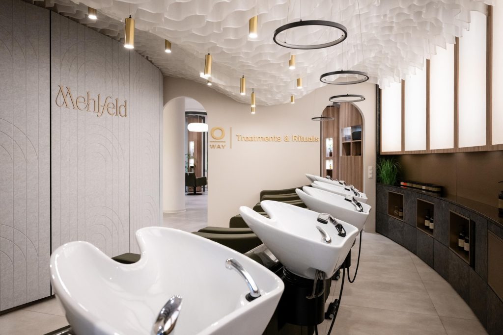 Salondesign: TOP Salon Sieger 2026 Mehlfeld mit Wow-Effekten 4 Blick in die Waschlounge eines Salons