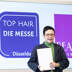 TOP HAIR-Chefredakteurin Rebecca Kandler bei der Pressekonferenz in Düsseldorf >< Foto: Messe Düsseldorf / ctillmann