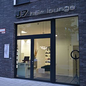 Fassade des Friseursalons J.7 hair lounge in Esslingen