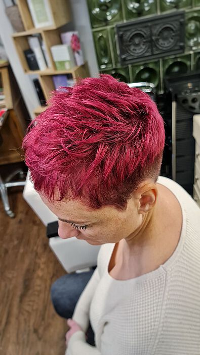 Viva Magenta interpretiert als Haarfarbe von Cornelia Brammer-Mohr aus dem Salon Scherenschnitt an einer Kundin