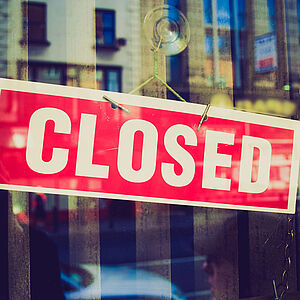 Friseursalons müssen wieder schließen. Foto: Shutterstock/Claudio Divizia