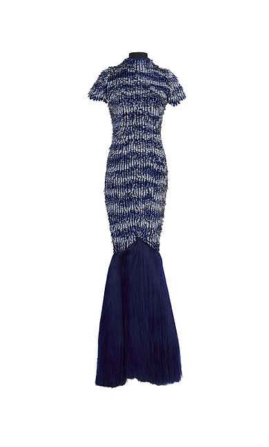 Ein Kleid aus Kunstnägeln, Echthaar und Organza erschaffen von Charlie Le Mindu