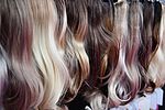 lange Haarsträhnen in verschiedenen Blondtönen