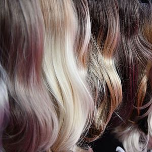 lange Haarsträhnen in verschiedenen Blondtönen
