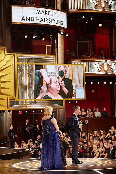 Der Kanadier Adrien Morot nimmt den Oscar für bestes Hairstyling und Make-up entgegen, Foto: © A.M.P.A.S.
