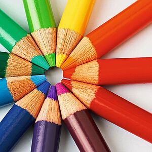 Buntstifte bilden einen Farbkreis