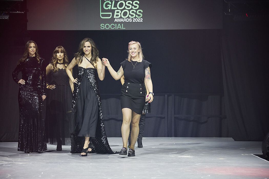 Social Boss Gewinnerin Christine Dörl führt ihr Modell strahlend über die Bühne