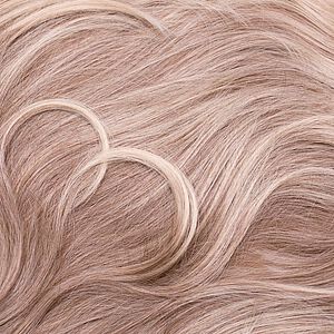 Zwei blonde Haarsträhnen formen ein Herz auf langem, welligen Haar