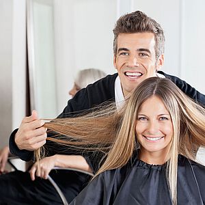 Svenson Haar Studios versprechen ihren Kunden volles Haar. Foto: Shutterstock_Tyler Olsen