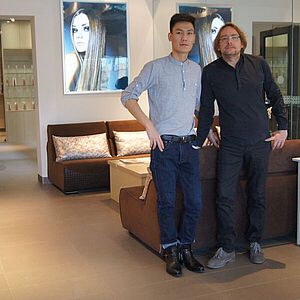 Christoph Clever und Assistent in seinem Salon „Decatto Hair“