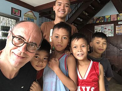 Jochen Zaumseil mit "seinen" Kindern in Manila