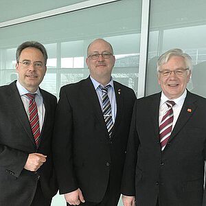 Landesinnungsmeister Christian Kaiser (Mitte) mit UBH-Geschäftsführer Andreas Demharter (l.) und Vorsitzendem Konrad Steininger, UBH, Vorstand
