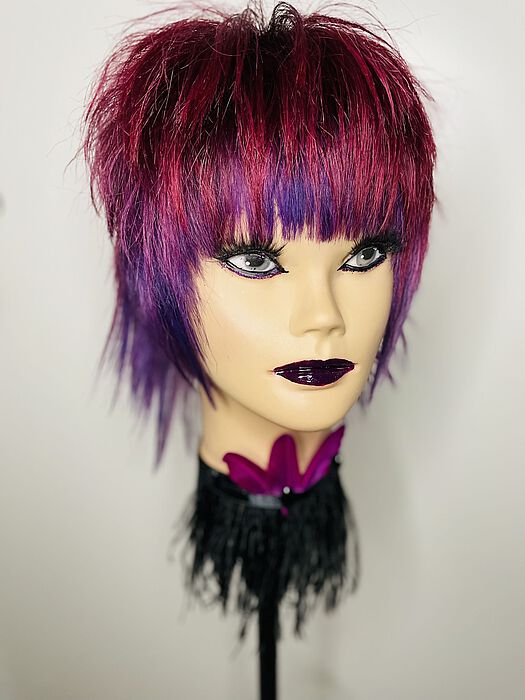 Haarfarbe Viva Magenta gefärbt von Nina Adendorf aus dem Salon hair-fashion Kohns