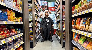 Haareschneiden im Supermarkt - gegen Lebensmittel. Foto Toman