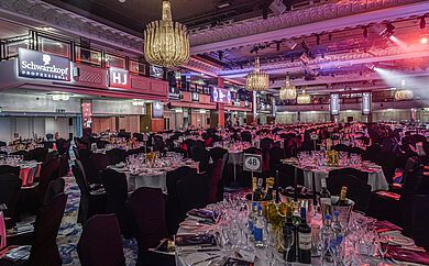 festlich gedeckte Tische für die British Hairdressing Awards Gala 2021