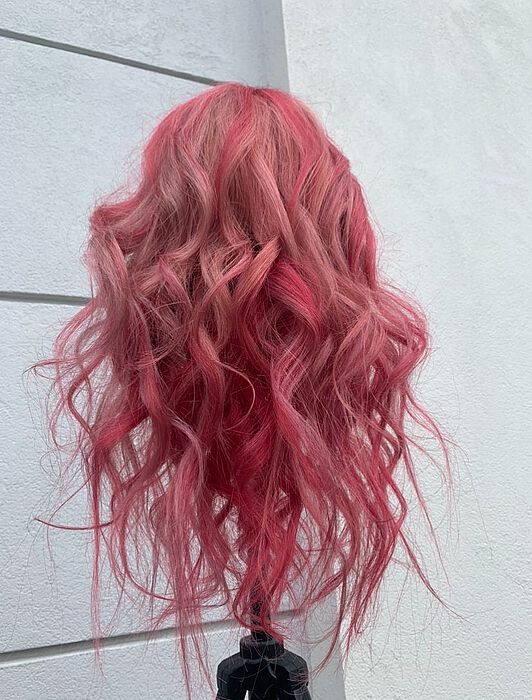Haarfarbe Viva Magenta gefärbt am Puppenkopf von Gerda Weiss aus dem Salon InStyleOne