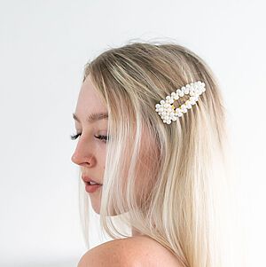 Blonde Frau mit perlenbesetzter Haarspange, Foto: Fluff Media / Shutterstock.com