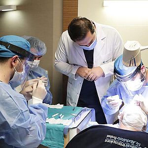 Eine Haartransplantation dauert in der Regel mehrere Stunden. Ein Team aus Medizinern und medizinischen Fachangestellten nimmt den Eingriff vor. Foto: zVg/Elithair