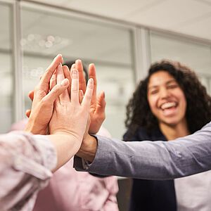 Miteinander, nicht gegeneinander: Kleinselbstständigen die Hand reichen und Lösungen finden, damit sie zurück ins Angestelltenverhältnis kommen. Foto: Adobe Stock/Robert Kneschke