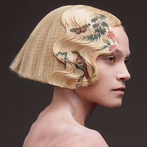 Die blonde Wasserwelle ist die Leinwand für ein Hair-Printing mit Naturmotiv von Alexis Ferrer, zu sehen in der Ausstellung Des Cheveux et des poils in Paris